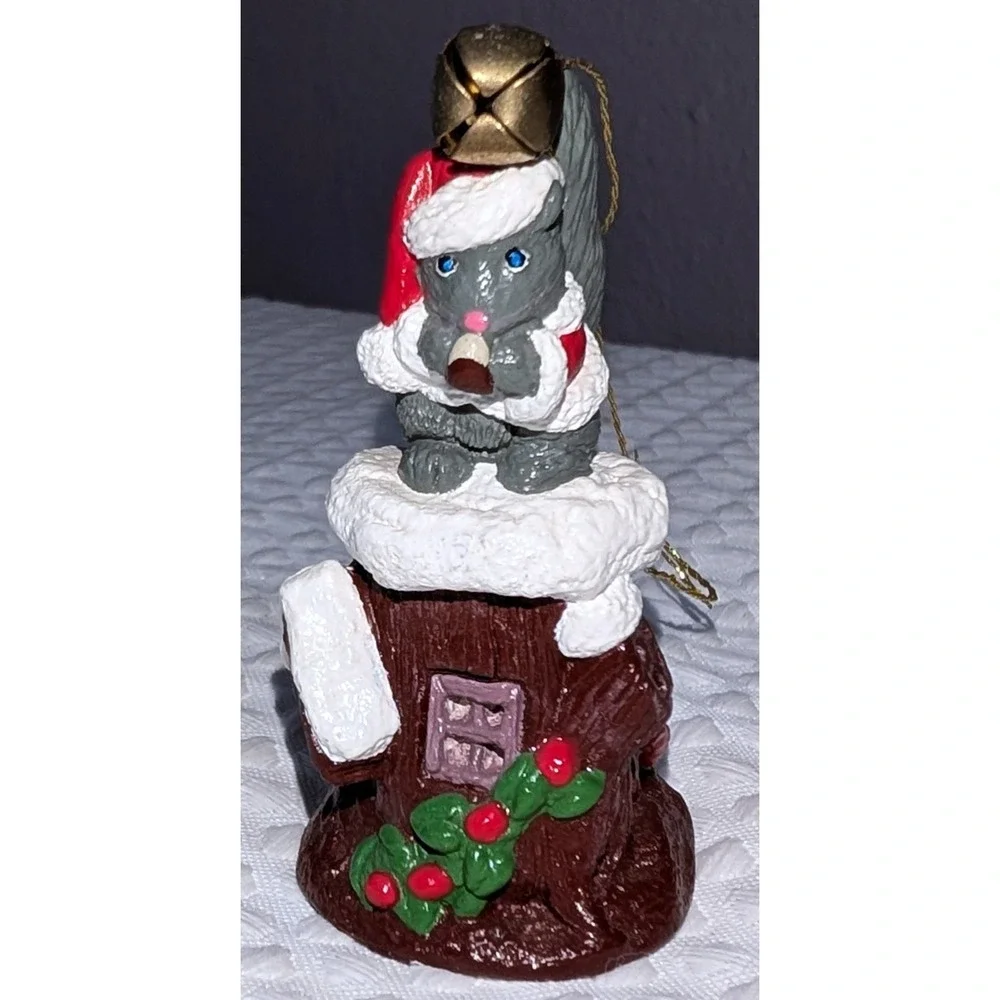 VTG Chalkware Squirrel Dressed as Santa on Snowy Stump 3